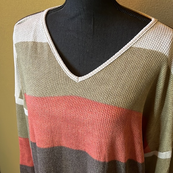 Multi colored long sleeve ,v neck, & ribbed top. - Picture 9 of 10